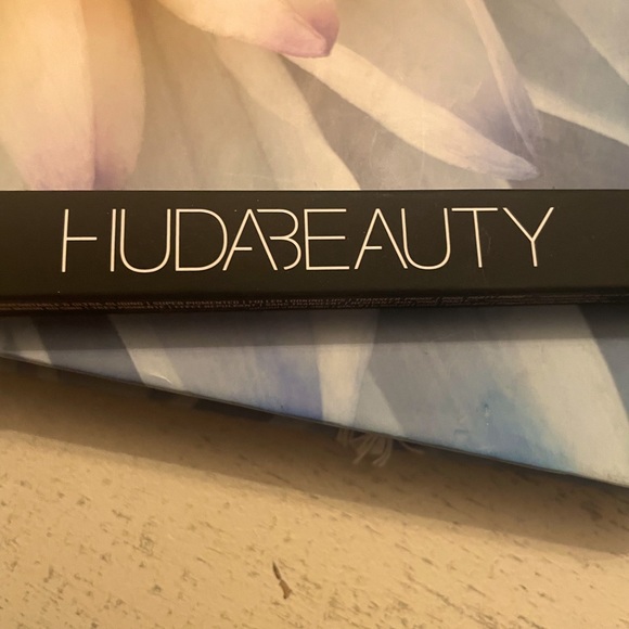 NIB: HUDA BEAUTY Automatic 2.0 Lip Liner Contour Crayon - Picture 1 of 6